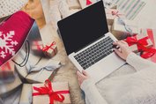 Weg damit: Ungewünschtes im Netz verkaufen. Geschenke-Verkauf im Internet